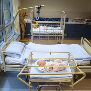 Trainingsraum mit Babybett in dem eine Simulationspuppe liegt