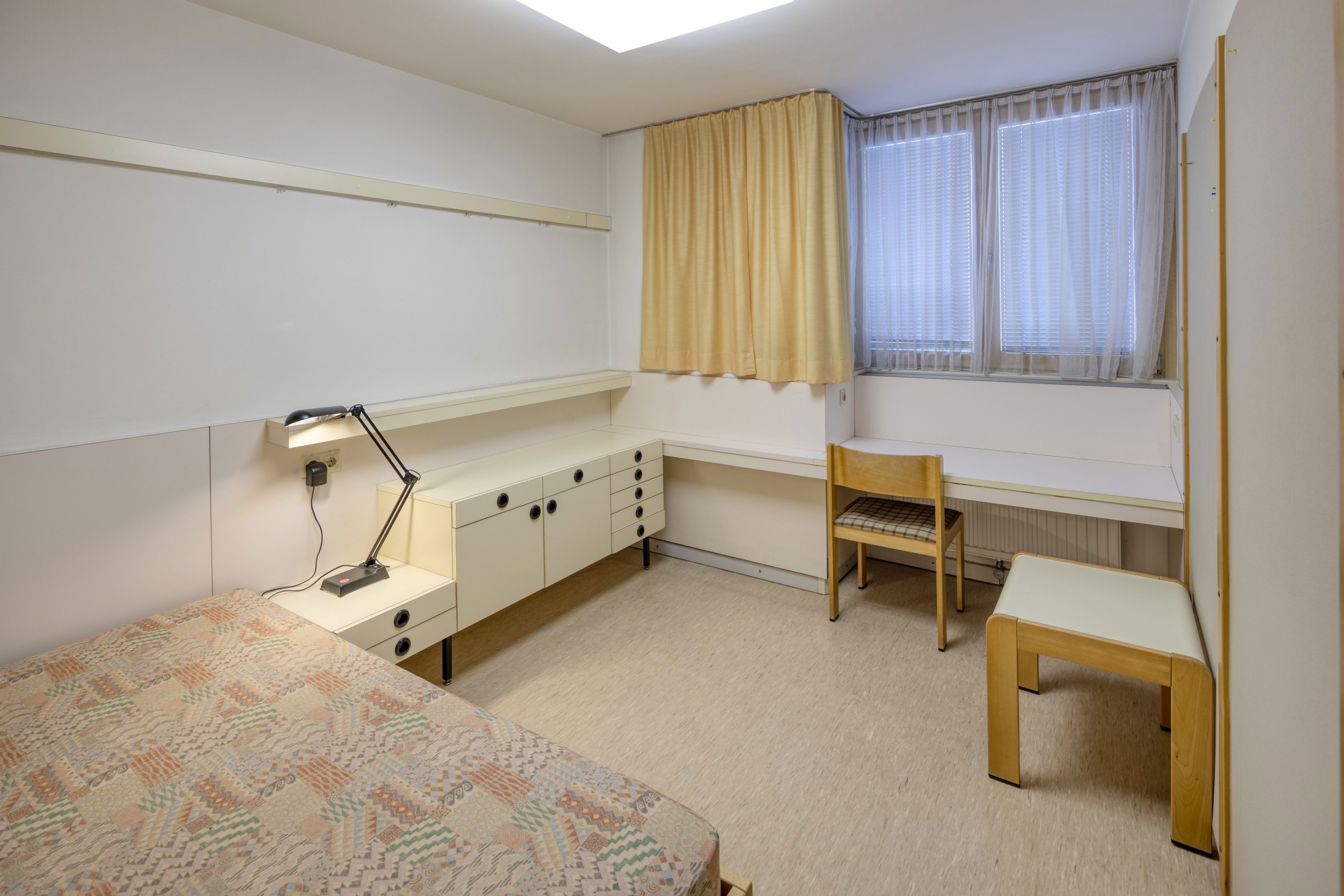 Zimmer des Student*innen-Wohnheims Campus Donaustadt ohne persönlichen Gegenständen